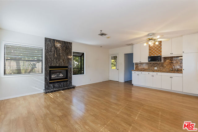 7225 Forbes Avenue, Lake Balboa CA: https://media.crmls.org/mediaz/6e15b77e-ad69-49ac-a438-b16c428824de.jpg