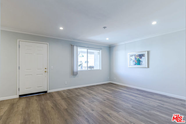 347 West Stocker Street, 212 photo 8