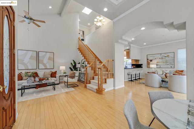 35 Amherst Ct, Menlo Park CA: https://media.crmls.org/mediaz/6e169797-60f9-4e25-8737-1fe8d6527321.jpg