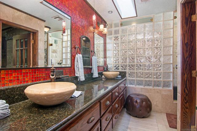 20 S Cays Ct, Coronado CA: https://media.crmls.org/mediaz/6e18076d-8e49-45fd-a319-fe2e39738903.jpg
