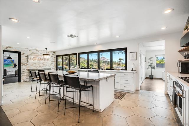 1271 Via Sendero, Escondido CA: https://media.crmls.org/mediaz/6e18bc73-00d6-47d7-bf14-37f419197f2d.jpg