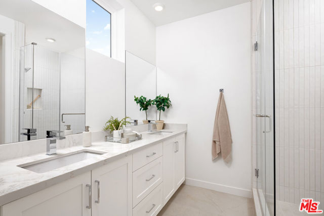 1666 Coral Sea Lane, Los Angeles CA: https://media.crmls.org/mediaz/6e18d7e9-c1a7-4ab4-89bf-287e29105181.jpg