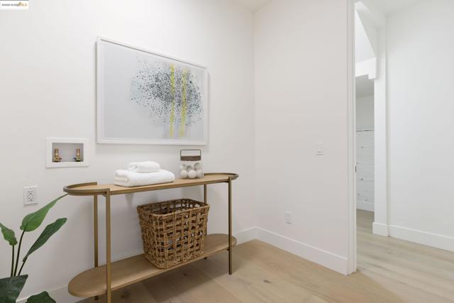 7270 Woodrow Dr, Oakland CA: https://media.crmls.org/mediaz/6e1908bd-f20d-4f05-aa67-2db3d2296538.jpg