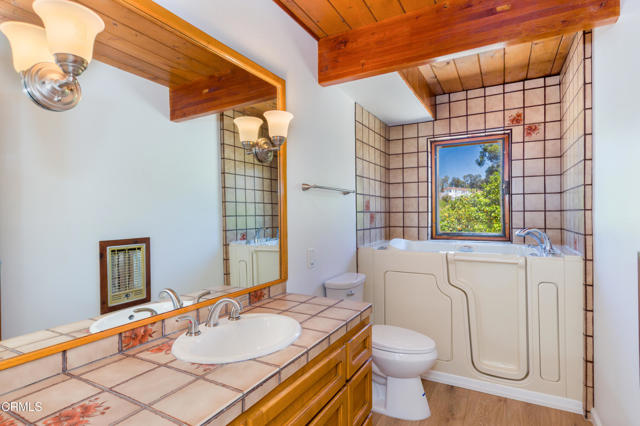 6860 Worth Way, Camarillo CA: https://media.crmls.org/mediaz/6e196153-7277-460f-a2a5-9909cffd7706.jpg