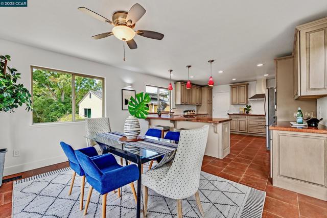 4044 Lambert Rd, El Sobrante CA: https://media.crmls.org/mediaz/6e1a42eb-071b-45f3-967d-260cc25a8a3f.jpg