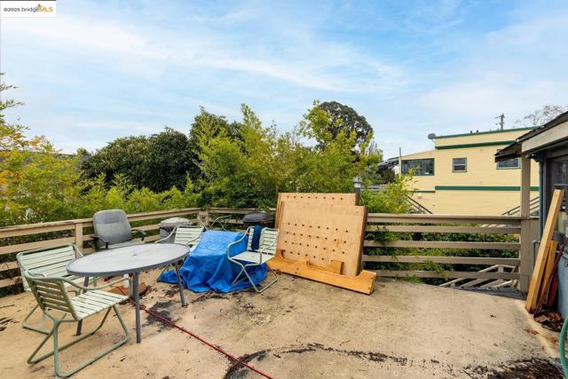 2331 San Pablo Ave, Berkeley CA: https://media.crmls.org/mediaz/6e1a57bc-5b68-42cb-95bf-3435c4f111f3.jpg