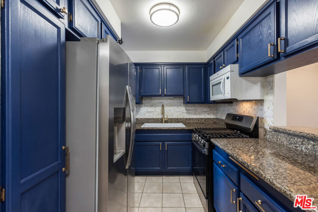 15215 Magnolia Boulevard, 131 photo 2