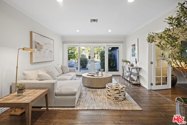 6002 Jumilla Avenue, Woodland Hills CA: https://media.crmls.org/mediaz/6e1ac4a7-095d-4e9d-8bed-e5722c5707fb.jpg