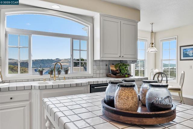 1620 Saint Francis Ct, Benicia CA: https://media.crmls.org/mediaz/6e1b0ecd-ba48-4a50-be6d-29d54bfc9c14.jpg