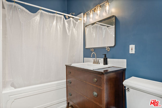 6399 W 80th Street, Los Angeles CA: https://media.crmls.org/mediaz/6e1b1e04-8e2a-4088-8d75-7d6d54cbc57e.jpg