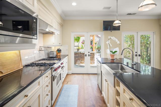 867 E Avenue, Coronado CA: https://media.crmls.org/mediaz/6e1b362e-a62a-443a-b73c-072ca41ae128.jpg