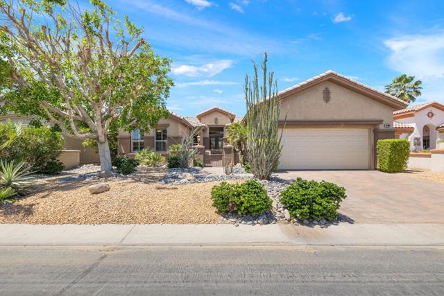 44085 Royal Troon Drive, Indio CA: https://media.crmls.org/mediaz/6e1b7b5b-3b6d-4234-9363-b994e7e54215.jpg