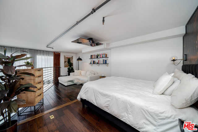 4115 Glencoe Avenue, Marina del Rey CA: https://media.crmls.org/mediaz/6e1bb75d-bfb5-4d4e-869b-0ce641556f29.jpg