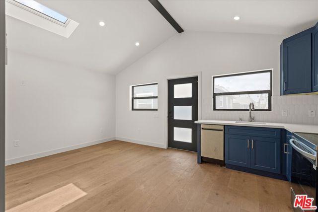 3792 1/2 Van Ness Avenue, Los Angeles CA: https://media.crmls.org/mediaz/6e1c558b-47a8-4914-86df-7a26101c4653.jpg