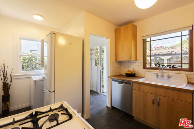 3010 11th Avenue, Los Angeles CA: https://media.crmls.org/mediaz/6e1d3072-508d-4953-80fa-ebc311866729.jpg