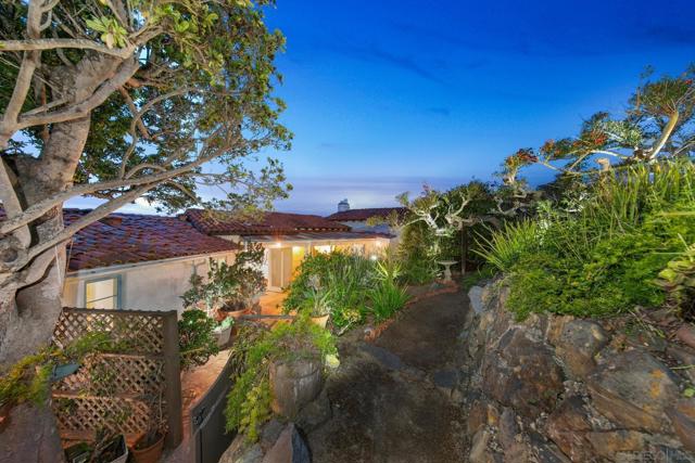 7520 Hillside Dr, La Jolla CA: https://media.crmls.org/mediaz/6e1d5005-bb76-4eeb-af1c-4cd558fbddfc.jpg