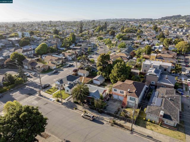 3811 Clinton Ave, Richmond CA: https://media.crmls.org/mediaz/6e1ef368-a99c-4f05-ba0f-64471d1b7291.jpg