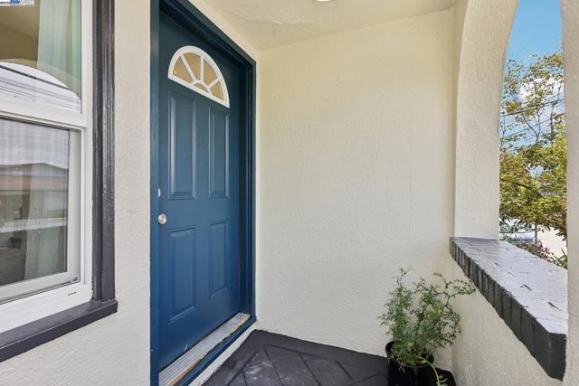 511 59Th St, Oakland CA: https://media.crmls.org/mediaz/6e1f0c2c-da84-482e-ac4b-51ea5a0bc651.jpg