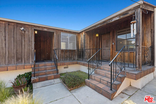 711 Pier Avenue, Santa Monica CA: https://media.crmls.org/mediaz/6e1f5c8b-a1a0-4e28-a6d1-ef6106fe258d.jpg