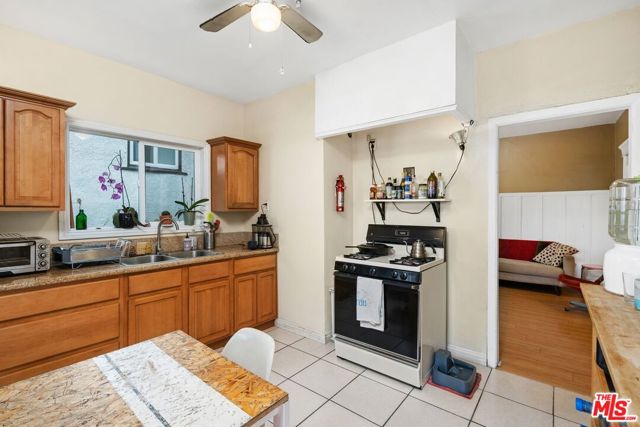 827 Lucile Avenue, Los Angeles CA: https://media.crmls.org/mediaz/6e1f8592-777a-45ab-9d6d-53debd3c6fbf.jpg