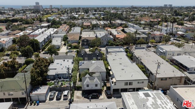 921 16th Street, Santa Monica CA: https://media.crmls.org/mediaz/6e2094c2-742a-446a-af2a-e997fe46235d.jpg