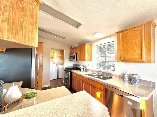 37 Oceanview Avenue, Half Moon Bay CA: https://media.crmls.org/mediaz/6e220c4a-242e-4b14-b10d-aff7a35ca869.jpg