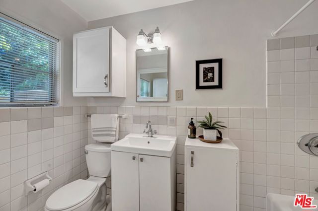 5513 Village, Los Angeles CA: https://media.crmls.org/mediaz/6e22382c-652c-4031-a7f5-bda3c475cd1f.jpg