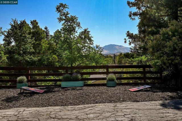 2460 Sky Rd, Walnut Creek CA: https://media.crmls.org/mediaz/6e2280bb-1e4b-4e43-9fe2-d15c90095d14.jpg