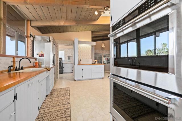 2231 Oak Hill Dr, Escondido CA: https://media.crmls.org/mediaz/6e22e06d-1211-4b8d-a96d-9c5a66184912.jpg