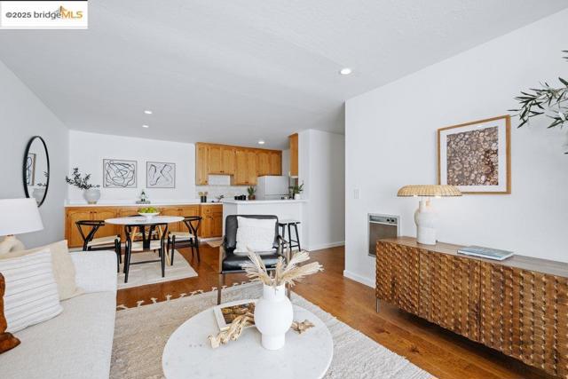250 Whitmore St, Oakland CA: https://media.crmls.org/mediaz/6e230d1d-e38f-4f11-866e-edd9f2a40f64.jpg