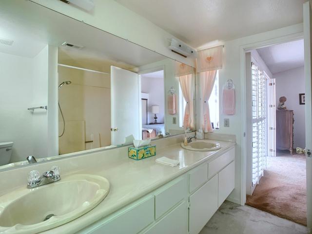 2552 Wind River Rd, El Cajon CA: https://media.crmls.org/mediaz/6e23366b-1c45-4b6a-8fb4-a3d55dae6e6d.jpg