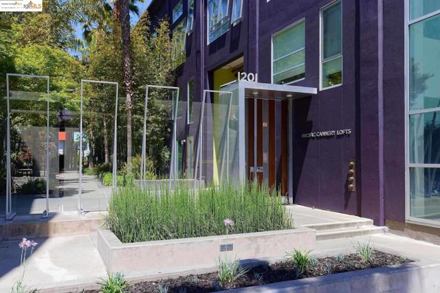 1201 Pine St, Oakland CA: https://media.crmls.org/mediaz/6e2349e1-7c28-4e3f-ada0-30f481e36f6e.jpg