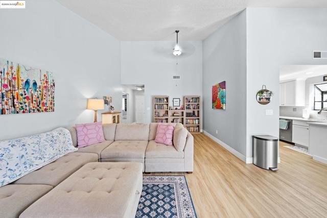 2256 Camborne Dr, Modesto CA: https://media.crmls.org/mediaz/6e238efd-99fd-4489-affa-b05f3114e967.jpg