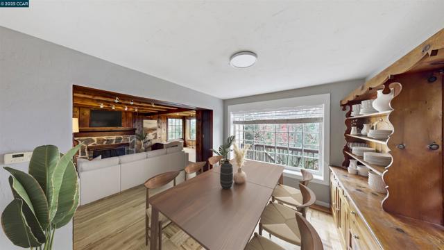 5716 Merriewood Drive, Oakland CA: https://media.crmls.org/mediaz/6e23c10c-6009-4489-baeb-a36cab5aea50.jpg