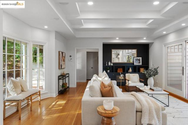6452 Ascot Dr, Oakland CA: https://media.crmls.org/mediaz/6e23ea51-985b-49fa-8243-e9cb14bc1241.jpg