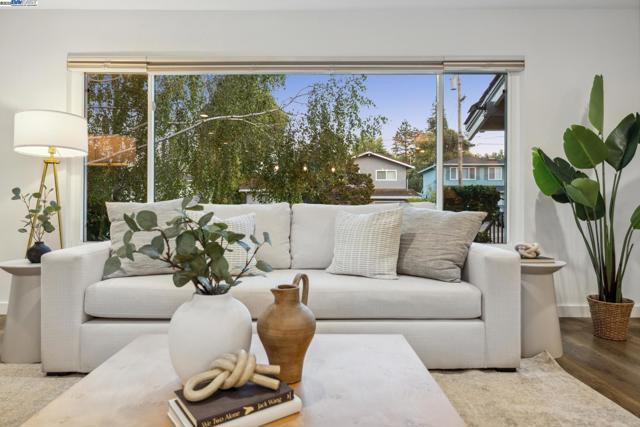 3134 Terry Ct, Castro Valley CA: https://media.crmls.org/mediaz/6e23f9cf-4416-4a87-bd7c-e16478f07a36.jpg