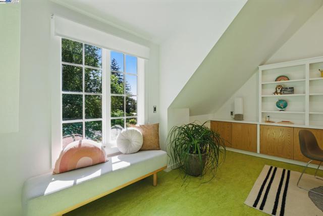 7380 Claremont Ave, Berkeley CA: https://media.crmls.org/mediaz/6e23fe94-382c-40c8-b6ba-420465eb7943.jpg