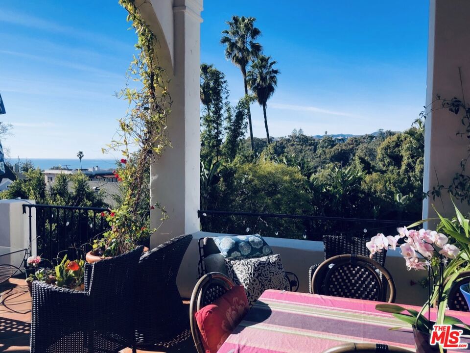 https://media.crmls.org/mediaz/6e252911-6f95-4902-b898-9671e8b76732.jpg?preset=X-Large