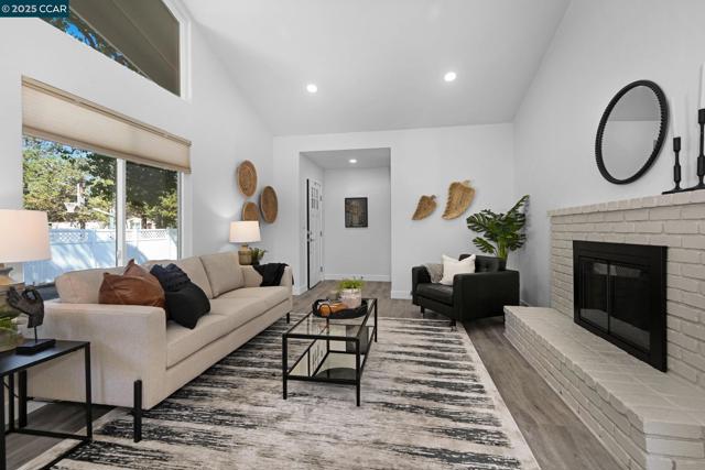 1933 Oak Park Blvd, Pleasant Hill CA: https://media.crmls.org/mediaz/6e25737c-4ef5-4f43-9282-27fd41a474ef.jpg