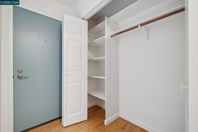 150 Pearl St, Oakland CA: https://media.crmls.org/mediaz/6e25bfb0-5ba9-4194-8fa7-b219192276b3.jpg