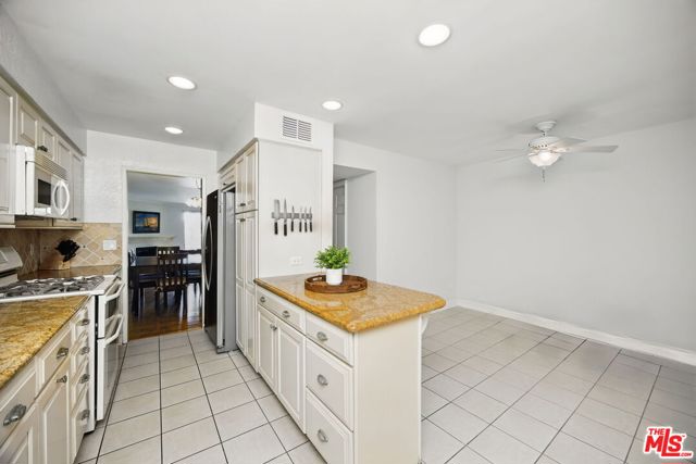 10229 Variel Avenue, Chatsworth CA: https://media.crmls.org/mediaz/6e25f773-8c4e-4b70-a844-2da0dd97f073.jpg