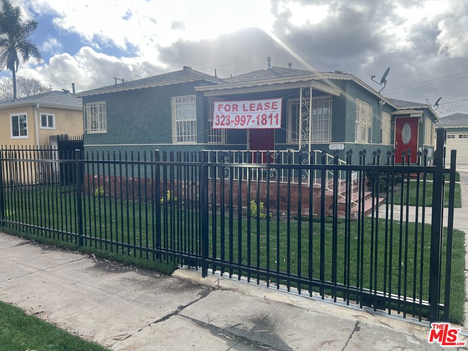 10515 S Hoover Street