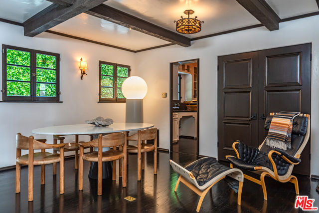 820 N Roxbury Drive, Beverly Hills CA: https://media.crmls.org/mediaz/6e26bd0f-58f4-4af8-9f9b-af73ee79b0b2.jpg