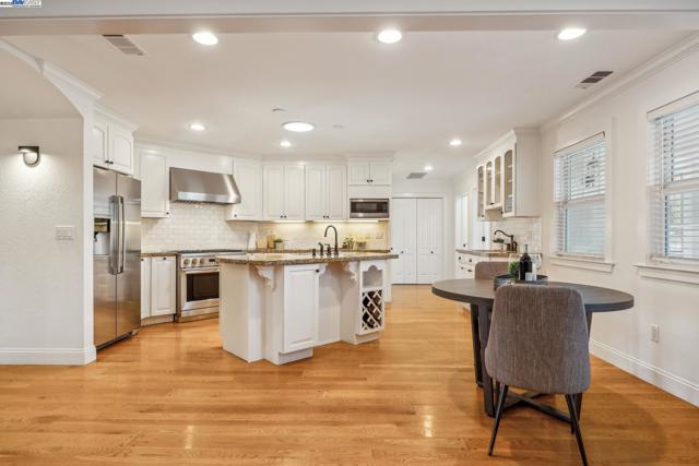 628 Saint Mary St, Pleasanton CA: https://media.crmls.org/mediaz/6e2739ff-0fc8-4335-bae3-1819d369c717.jpg