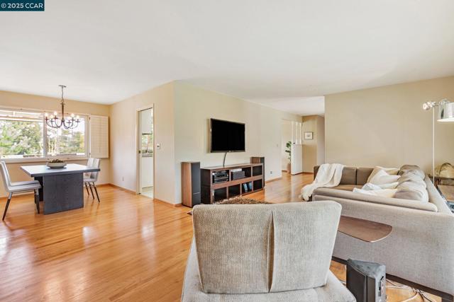 92 Gaywood Pl, Moraga CA: https://media.crmls.org/mediaz/6e276f85-acca-4a04-aa6a-61032b1ba2c9.jpg