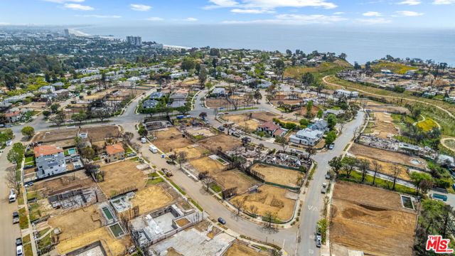 741 Chapala Drive, Pacific Palisades CA: https://media.crmls.org/mediaz/6e27bc2a-81a2-4061-a164-13b446bf388d.jpg