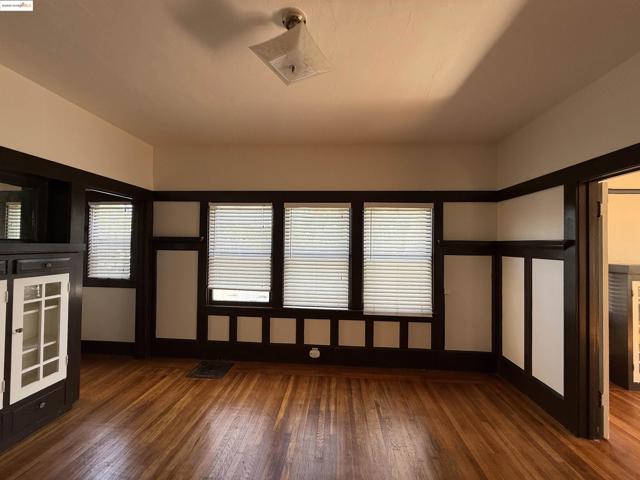 3999 Clarke, Oakland CA: https://media.crmls.org/mediaz/6e27dfe6-cf2e-4af4-ae6f-3a3f2bb60ea6.jpg