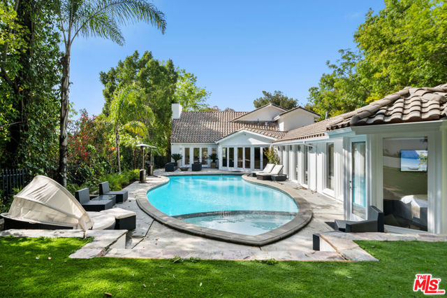 16221 Elisa Place, Encino CA: https://media.crmls.org/mediaz/6e28578e-14d6-4765-89b8-0d4396abcac1.jpg