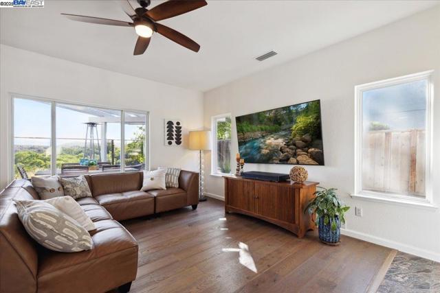 231 Stetson Dr, Danville CA: https://media.crmls.org/mediaz/6e28ed3f-d831-43fc-a4d3-84fbae0bebd5.jpg