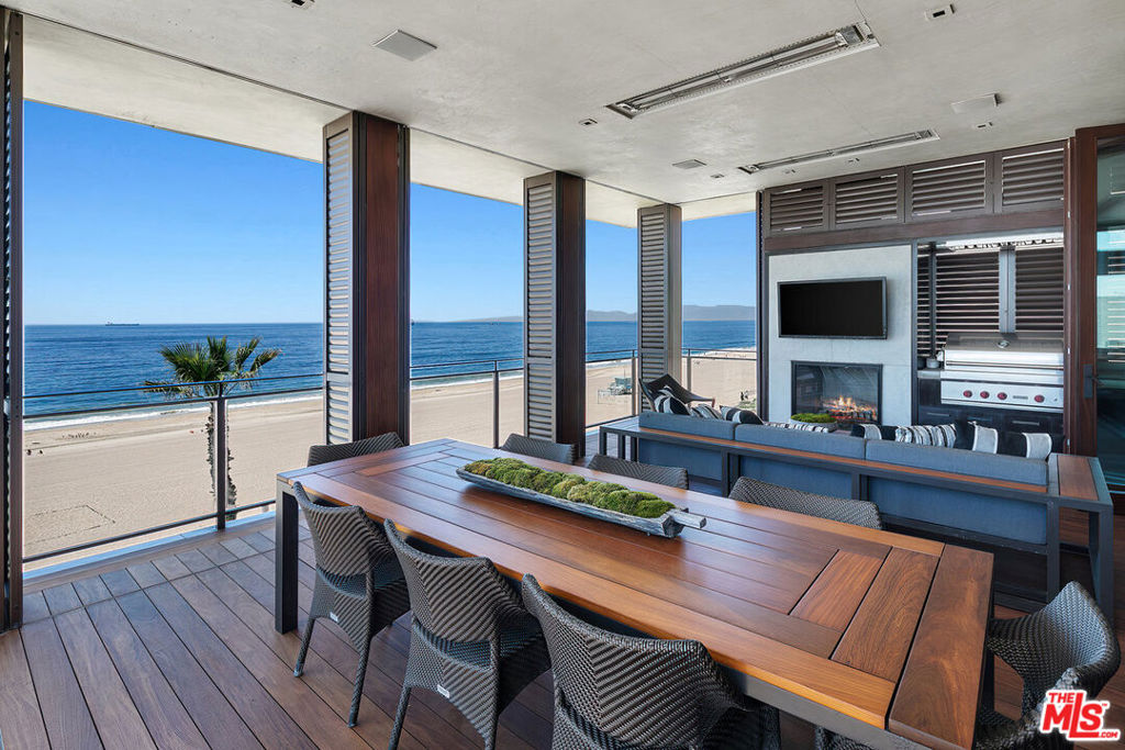 3216 The Strand
